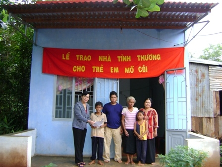 Quỹ Bảo trợ trẻ em tỉnh trao tặng nhà tình thương trẻ em mồ côi trên địa bàn TP. Buôn Ma Thuột. (Ảnh: N.X)