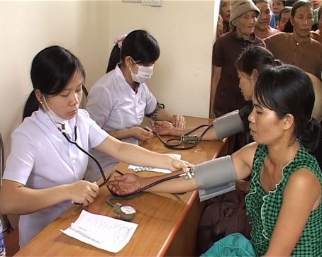 Các y bác sĩ Hội Thầy thuốc trẻ tỉnh khám chữa bệnh miễn phí cho người dân xã Bình Thuận (thị xã Buôn Hồ). (Ảnh: Kim Oanh)