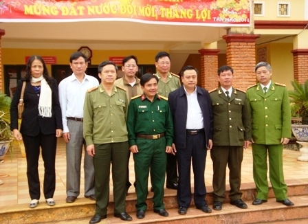 ĐC Trần Sỹ Thanh, Phó Bí thư Tỉnh ủy chụp hình lưu niệm với cán bộ, chiến sĩ Trường Văn hoá 3.JPG