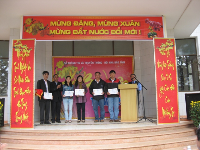 Hội Nhà báo Dak Lak cũng đã tổ chức trao giấy chứng nhận tác phẩm báo chí chất lượng cao năm 2010