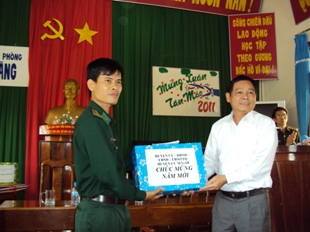 Đại diện Huyện ủy, HĐND, UBND, UBMTQVN huyện Cư Mgar tặng quà cho đơn vị kết nghĩa Đồn biên phòng 739. Đăng Triều.JPG