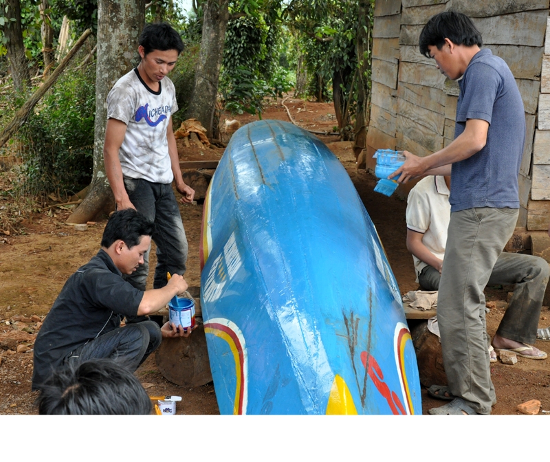 Sau một năm nằm trong kho, các thuyền đua được mang ra lau chùi, sơn sửa lại