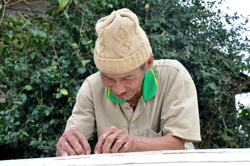 Ông Lê Tánh (72 tuổi), tay đua cố cựu của thôn 1, xã Bình Hòa đang cẩn thận trét lại thân thuyền