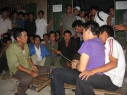 Thầy mo làm lễ. Ảnh: Internet