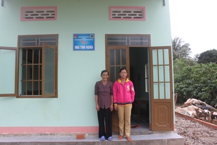 Mẹ con bà Nguyễn Thị Chiến trong ngôi nhà nhân ái mới được xây dựng. (Ảnh: Hồng Thủy)