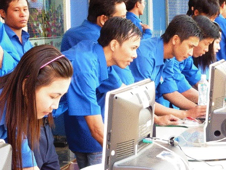 Đoàn viên thanh niên Viễn thông Dak Lak - Dak Nông lắp đặt mạng Internet cho các xã vùng sâu, vùng xa. (Ảnh: Thế Hùng)
