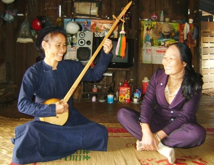 Người dân thôn Đồng Cao ôn luyện các điệu hát then để tham gia Lễ hội Lồng tồng.