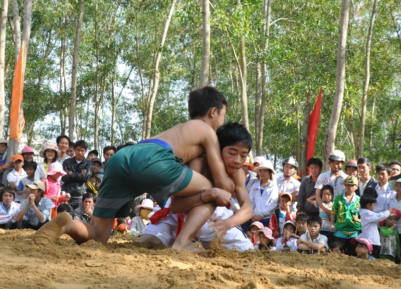 Đô vật thiếu niên đang tranh tài