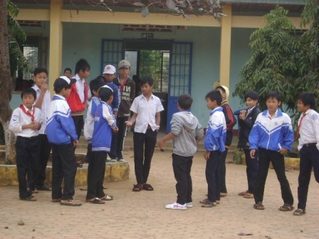 Giờ ra chơi của học sinh Trường THCS Lê Đình Chinh (xã Quảng Điền).
