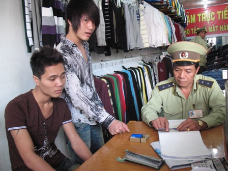 Kiểm tra gắn với tuyên truyền nâng cao nhận thức về pháp luật thương mại cho các chủ thể kinh doanh. (Ảnh: H.H)