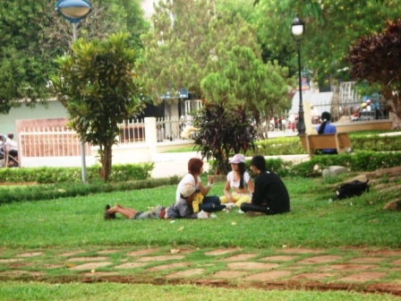 Một số bạn trẻ vẫn có thói quen ăn uống và xả rác ra Hoa viên Thành phố.