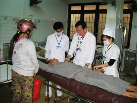 Cấp cứu bệnh nhân tại Khoa Cấp cứu Bệnh viện Đa khoa tỉnh. (Ảnh: Nam Sơn)