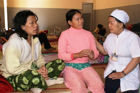 Điều dưỡng Bệnh viện Tâm thần ngoài việc chăm sóc, điều trị cho bệnh nhân còn động viên an ủi để bệnh nhân sớm bình phục.