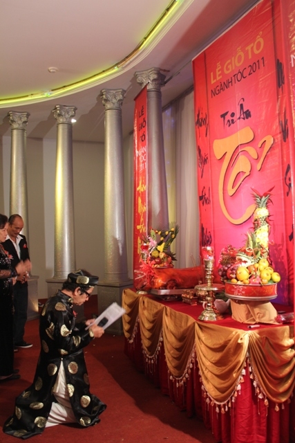 Dâng hương, bái vọng tưởng nhớ nghiệp Tổ và các bậc tiền nhân.