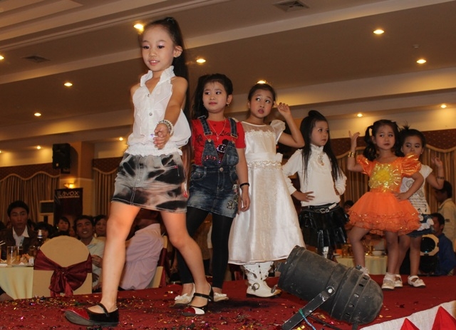 Những người mẫu "nhí" đáng yêu tự tin trình diễn.