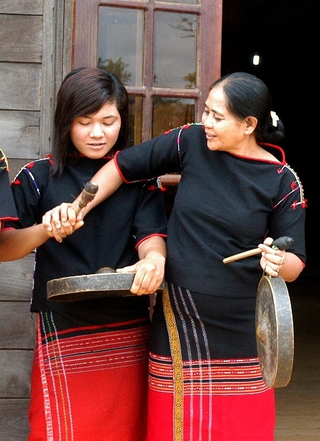 Bà H’riu trưởng nhóm chiêng Jhô ở buôn Trấp (thị trấn Buôn Trấp - Krông Ana) dạy thế hệ trẻ đánh chiêng với niềm tin tiếng chiêng của dân tộc mình được giữ gìn và sáng tạo.