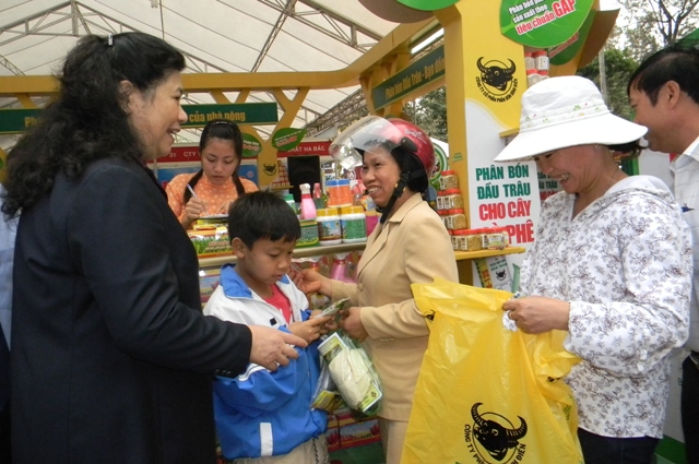 Và trò chuyện với người dân trong hội chợ