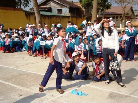 Học sinh, giáo viên hào hứng tham gia các trò chơi dân gian.