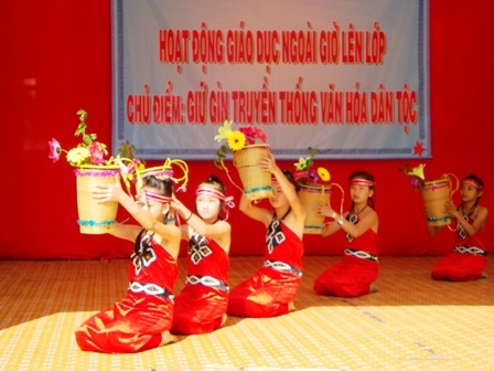 Phần dự thi hoạt động giáo dục ngoài giờ lên lớp với chủ điểm "Giữ gìn truyền thống văn hóa dân tộc" của học sinh Trường TH Lê Văn Tám (TP. Buôn Ma Thuột)