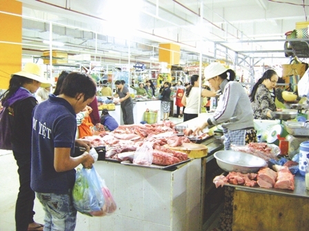 Giá tăng, người tiêu dùng cân nhắc kỹ hơn khi chọn mua các mặt hàng thực phẩm.