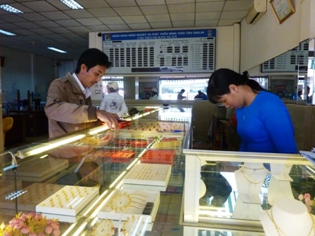 Khách hàng chọn mua vàng tại Chi nhánh NHNN&PTNT Kim Ngân.