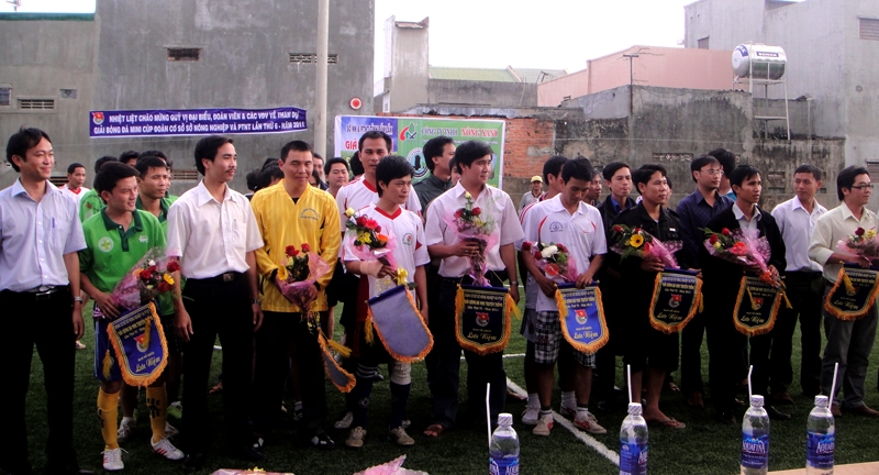 Các đội bóng tham dự giải