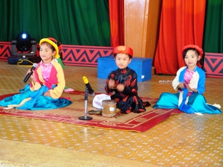 Bài dan ca tự sáng tác theo điệu Xẩm của đơn vị Phòng GD-ĐT huyện Ea Kar gây sự chú ý đặc biệt.