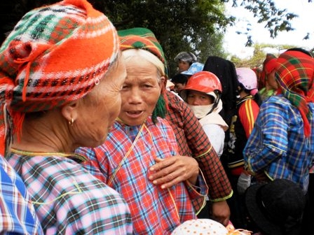 Các cụ già vui vẻ trò chuyện trong ngày hội Hảng Pồ.