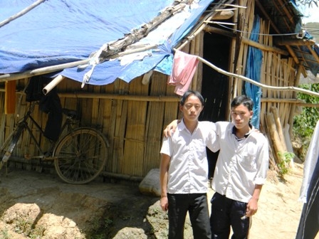 Học sinh là con em của đồng bào H'mông DDTD ở các vùng Yang Hanh, Yang Mao... phải tự dựng lều tạm bợ để ăn ở và theo học tại Trường PTCS Cư Drăm - Krông Bông.