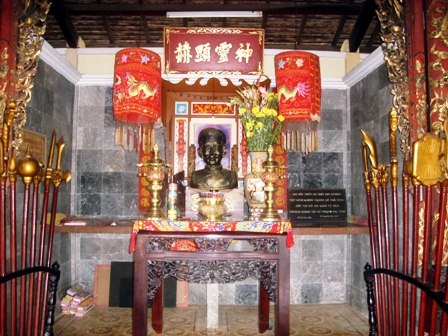 Bàn thờ Thủ khoa Huân trong ngôi đền.