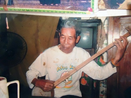 Nghệ nhân Mao Văn Cỏn và cây đàn tính gia bảo.