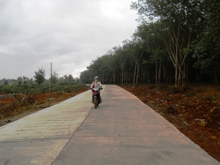 Con đường vào thôn 2, xã Ea Kpam được làm hoàn toàn bằng tiền đóng góp của người dân.