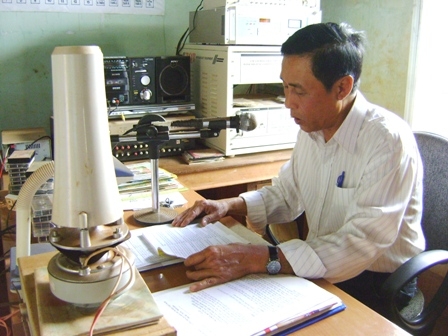 Ông Trần Văn Tương, Trưởng trạm truyền thanh xã Phú Xuân (huyện Krông Năng) phổ biến các nội dung liên quan đến cuộc bầu cử trên hệ thống loa truyền thanh của xã.