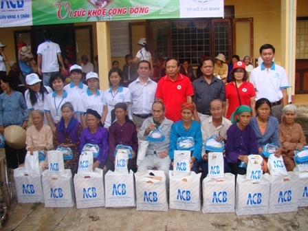 Hội chữ thập đỏ tỉnh phối hợp với các đơn vị, doanh nghiệp tặng quà 