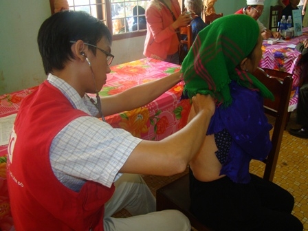 bác sỹ đang khám bênh.JPG