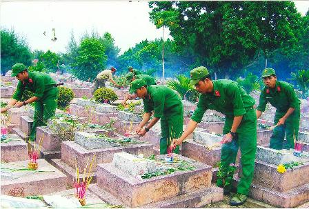 Thắp hương tưởng niệm những đồng đội đã ngã xuống vì độc lập, tự do của Tổ quốc. (Ảnh: Minh Quân)