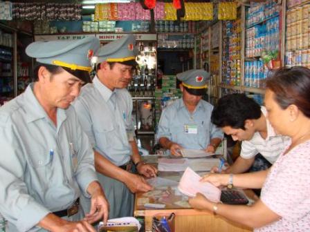 Cán bộ thuế kiểm tra việc chấp hành pháp luật thuế.