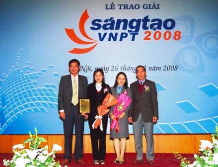 Dương Đinh Quỷnh Thủy (người thứ 2 từ trái sang) nhận giải Nhì cuộc thi "Sáng tạo VNPT" năm 2008 với sáng kiến "Khoán tiền lương theo doanh thu".