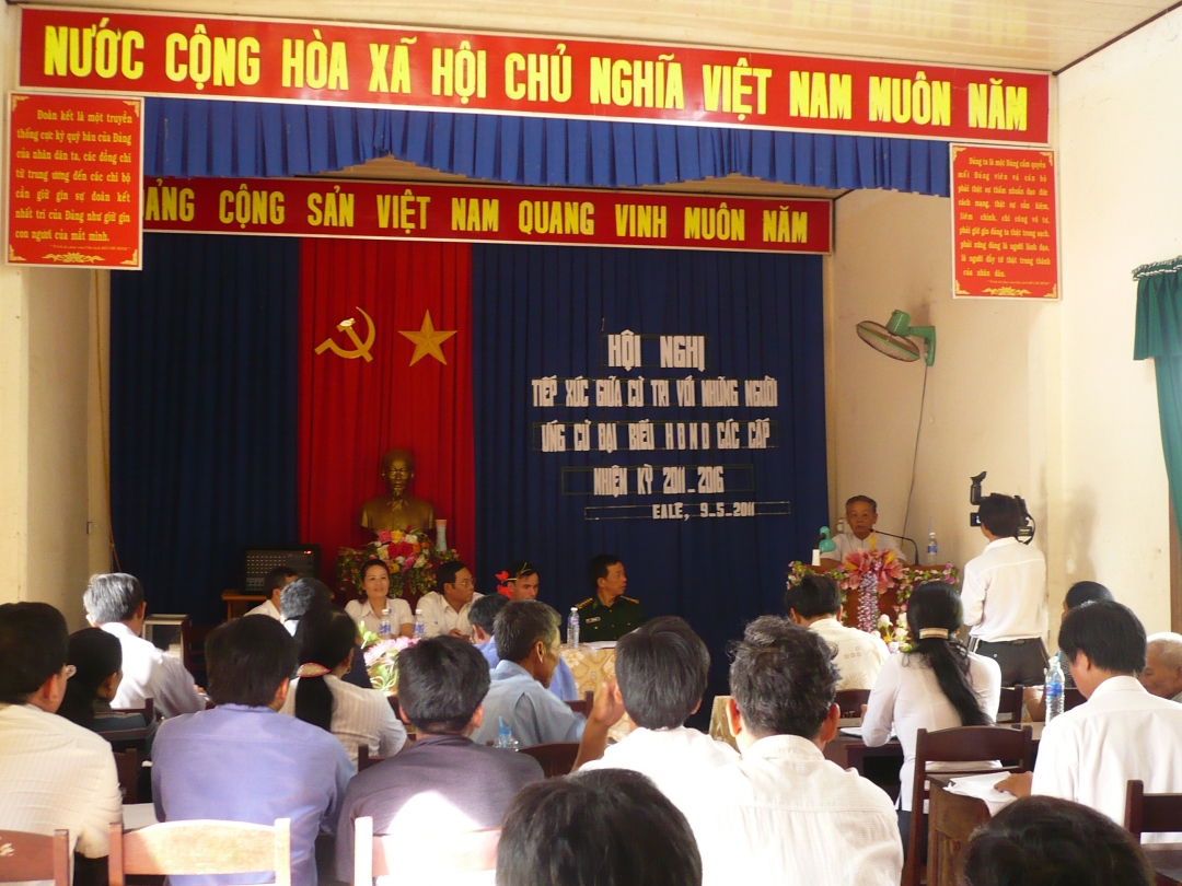 Quang cảnh buổi tiếp xúc tại xã Ea Lê huyện Ea Súp (Ảnh: L.T)