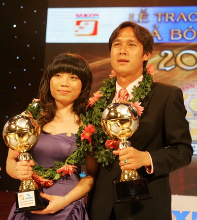 Minh Phương và Kim Hồng nhận Quả bóng Vàng. Ảnh: VnE