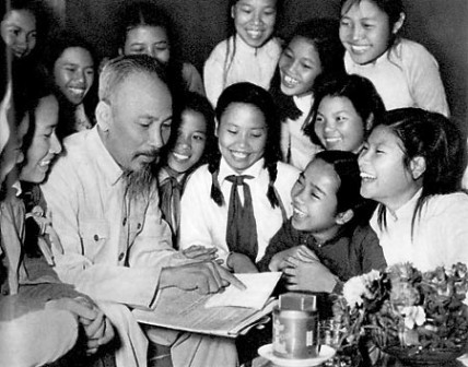 Bác  Hồ với các cháu học sinh Trường Trưng Vương (Hà Nội) đến chúc thọ Người tháng 5-1969. (Ảnh: T.L)