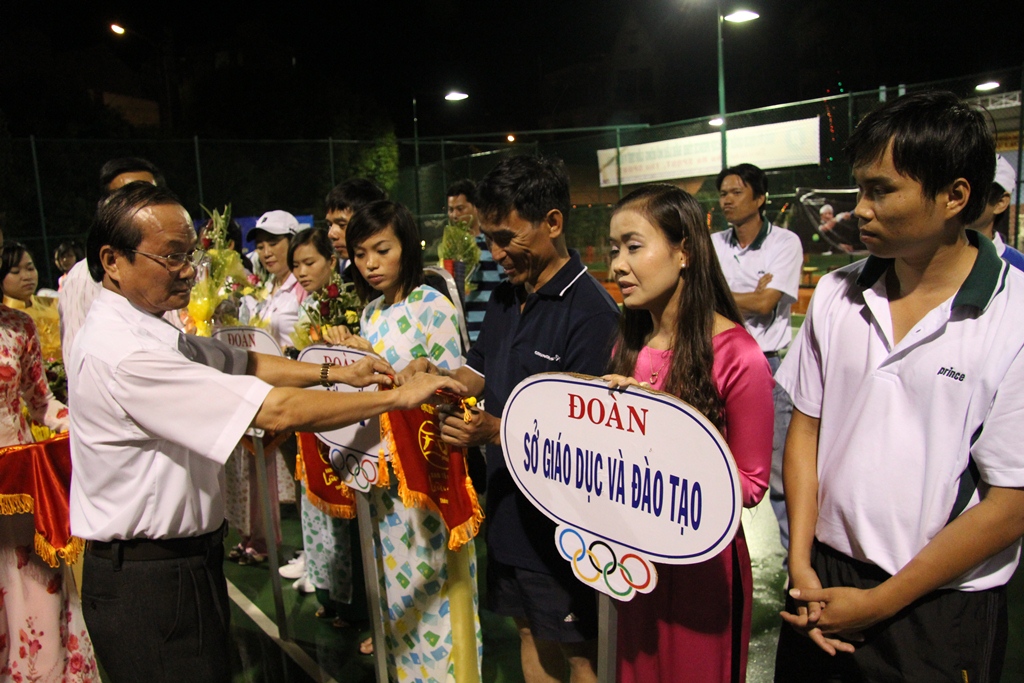 Trao hoa, cờ lưu niệm ...