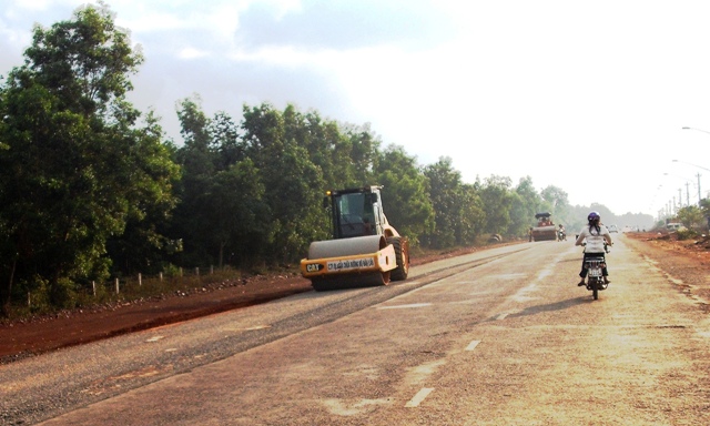 Thi công phần lòng đường quốc lộ 26.