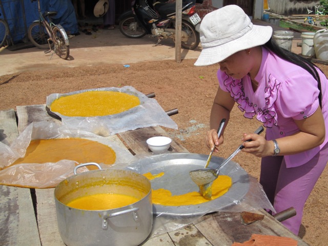 Chị Phượng làm bánh tráng xoài.