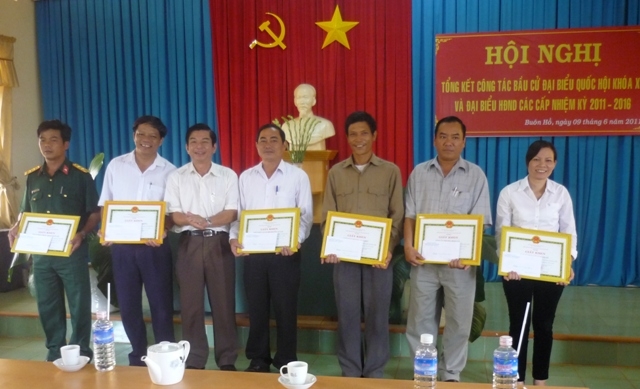Đồng chí Trần Ngọc Sơn, Ủy viên Ban Thường vụ Tỉnh ủy, Bí thư Thị ủy Buôn Hồ tặng giấy khen cho các tập thể có thành tích xuất sắc.