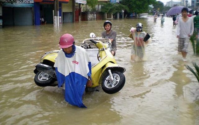 Tình trạng lũ lụt đã gây nhiều ảnh hưởng bất lợi đến cuộc sống của con người.  (Ảnh: T.L)