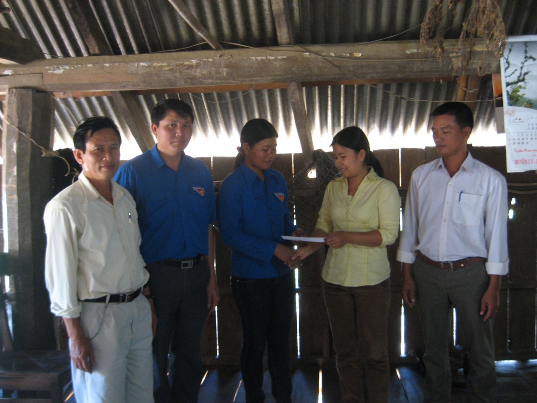Chị Nguyễn Thị Lý, Phó Chủ tịch Hội LHTN Việt Nam tỉnh Dak Lak trao vốn khởi nghiệp cho thanh niên tại huyện Lak.