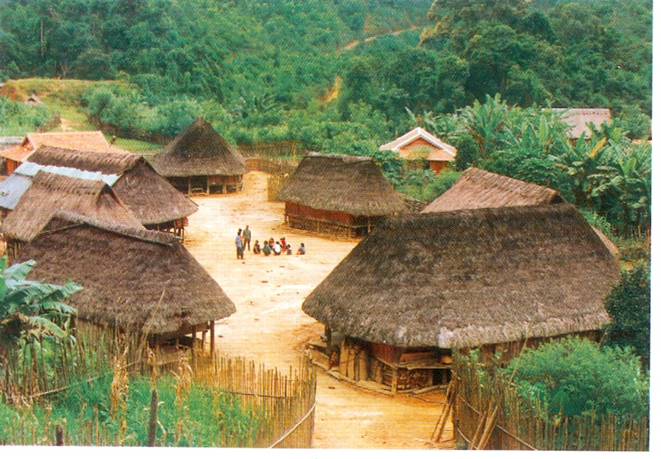 Làng định cư của người Cơ-tu ở huyện Hiên