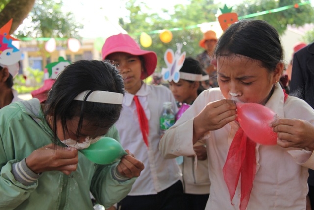 ... hà hơi thổi bong bóng...