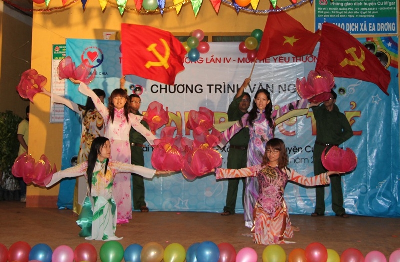Đặc sắc các tiết mục do chính các tình nguyện viên và đoàn viên thanh niên địa phương biểu diễn
